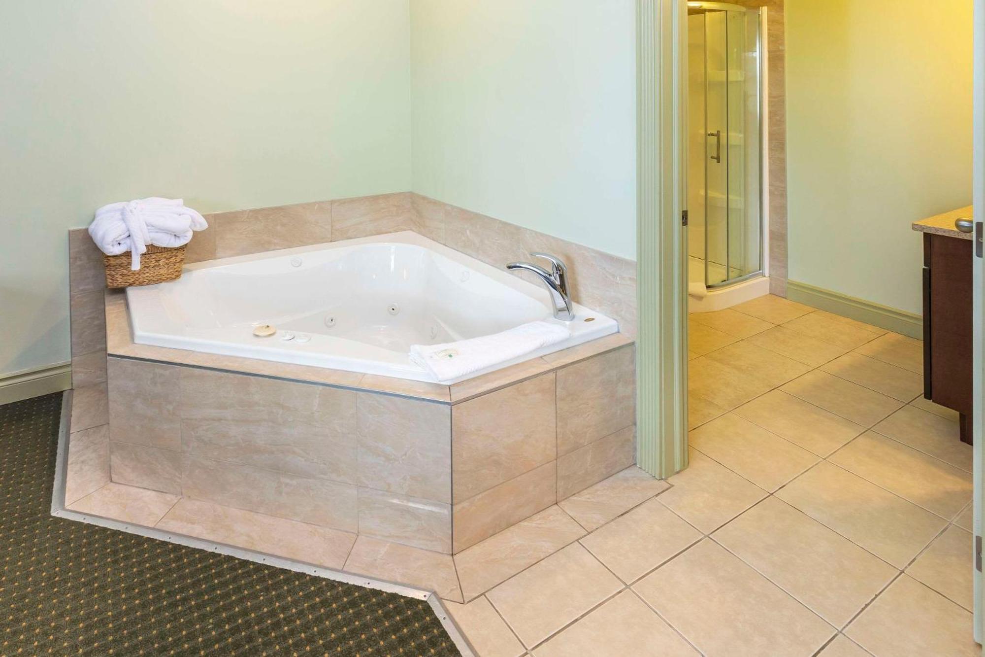 Quality Inn & Suites Whitecourt Exterior foto